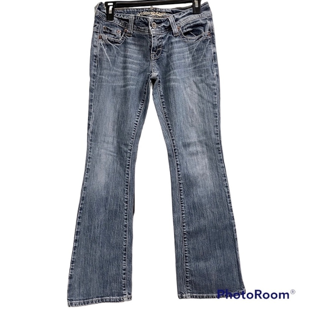 WOMEN’S American Eagle jeans.